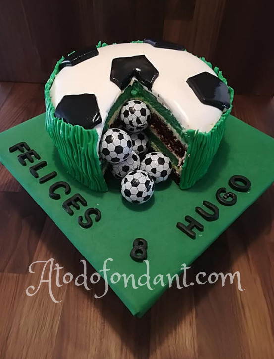 Trata en Fondant de Futbol con mini pelotas Trata en Fondant de Futbol con mini pelotas