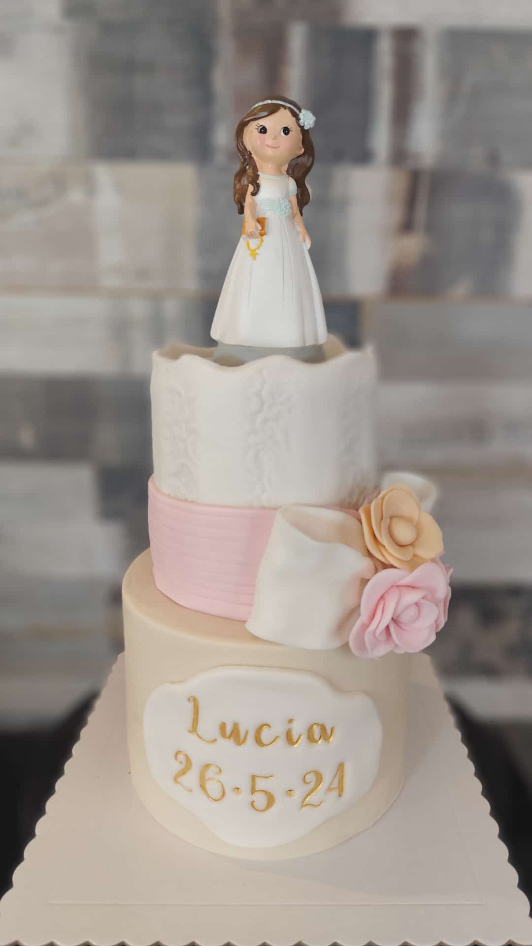 Tarta comunión niña con rosas Tarta de comunion para niña de 2 pisos y flores modeladas en fondant