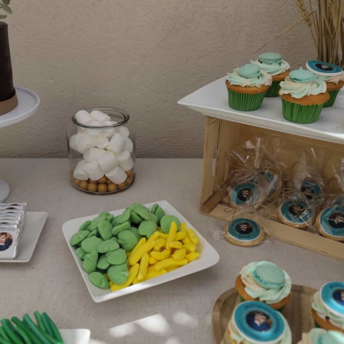 Postres personalizados y chuches para mesas dulces