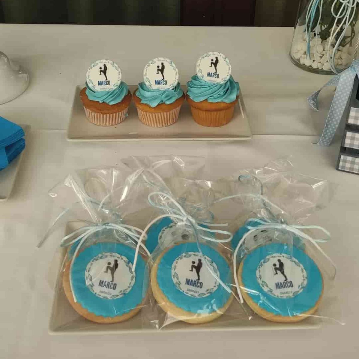Galletas y cupcakes de futbol personalizados