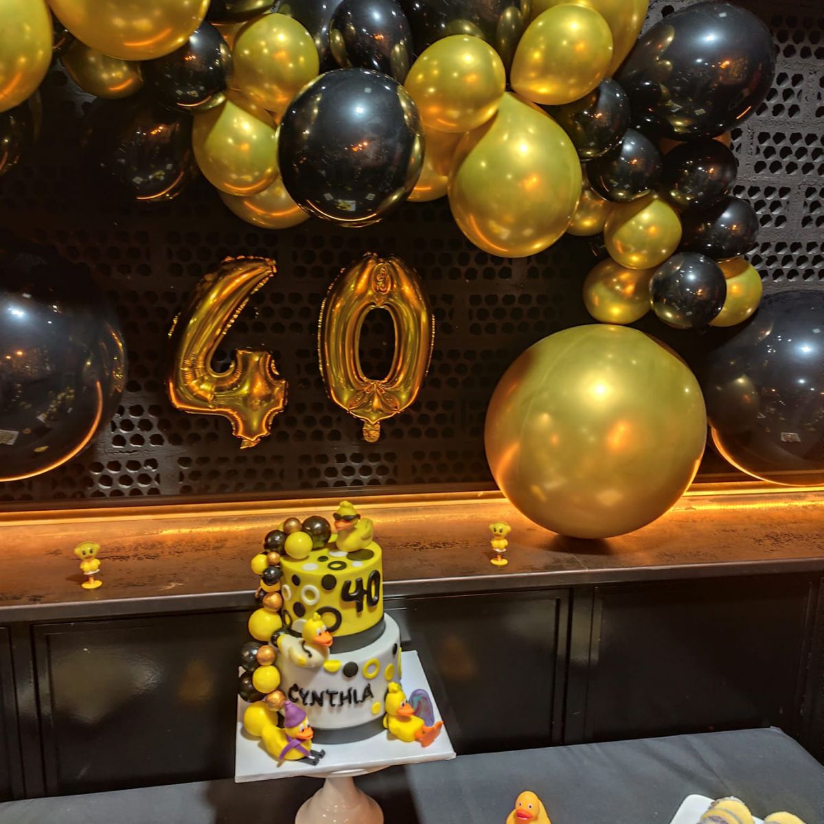 Mesa - tarta y decoracion cno globos 40 años