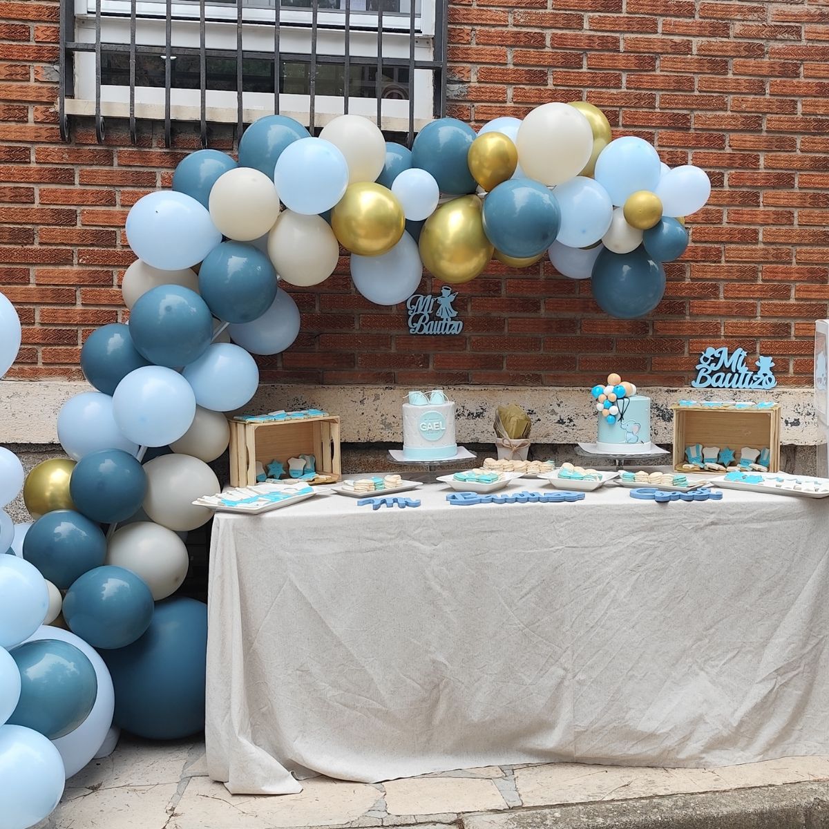 Mesa dulce y postres con decoración bautizo niño