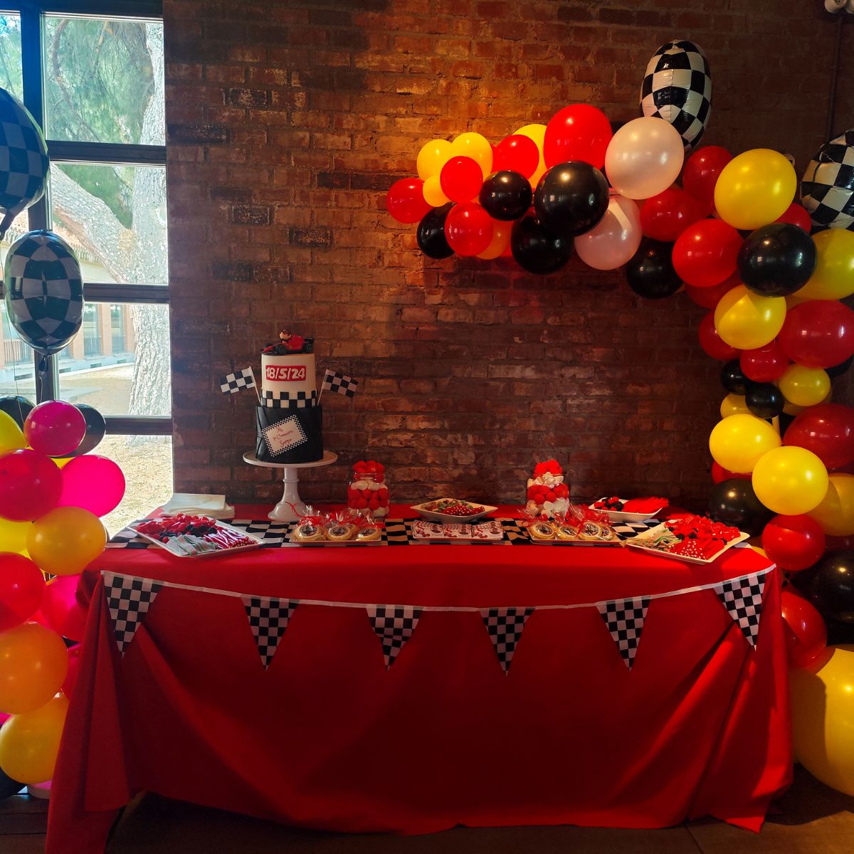 Mesa, tarta, chuches y postres personalizados con decoración comunion F1 carreras