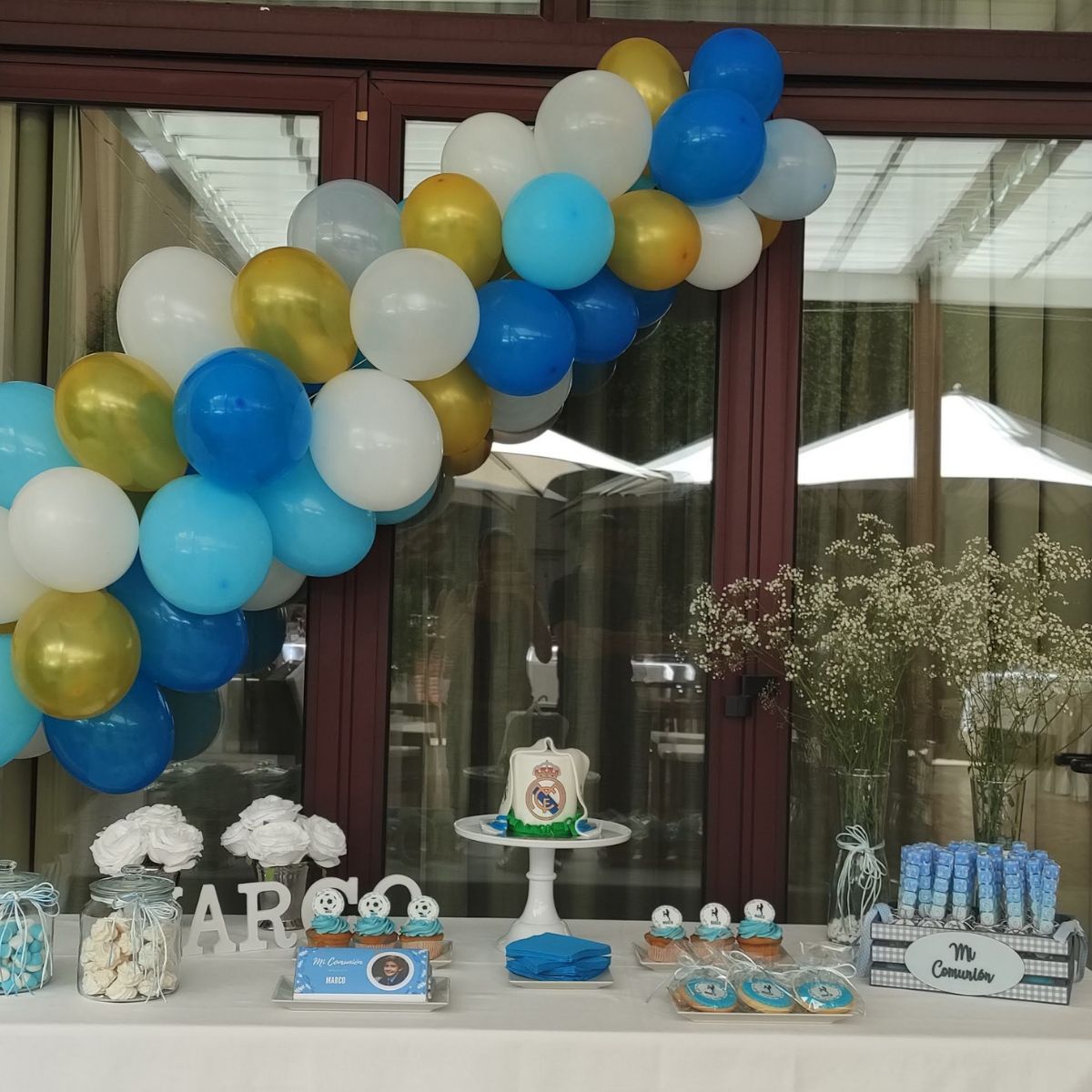 Mesa, postes, tarata y decoracion comunion Real Madrid