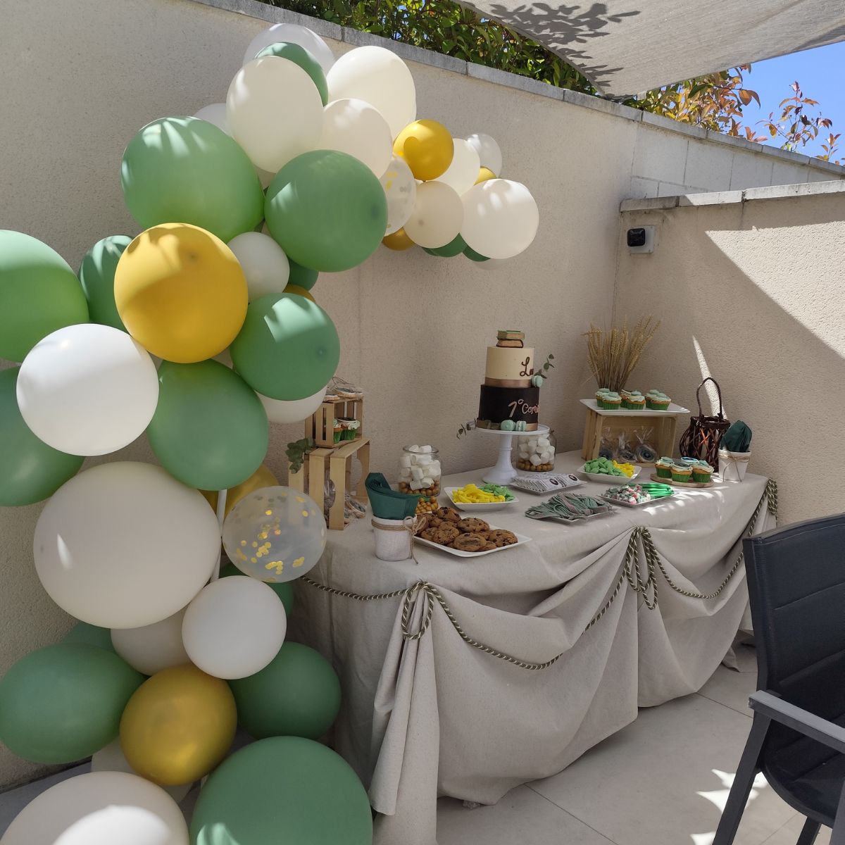 Mesa dulce y decoracion comunión Tonos verde