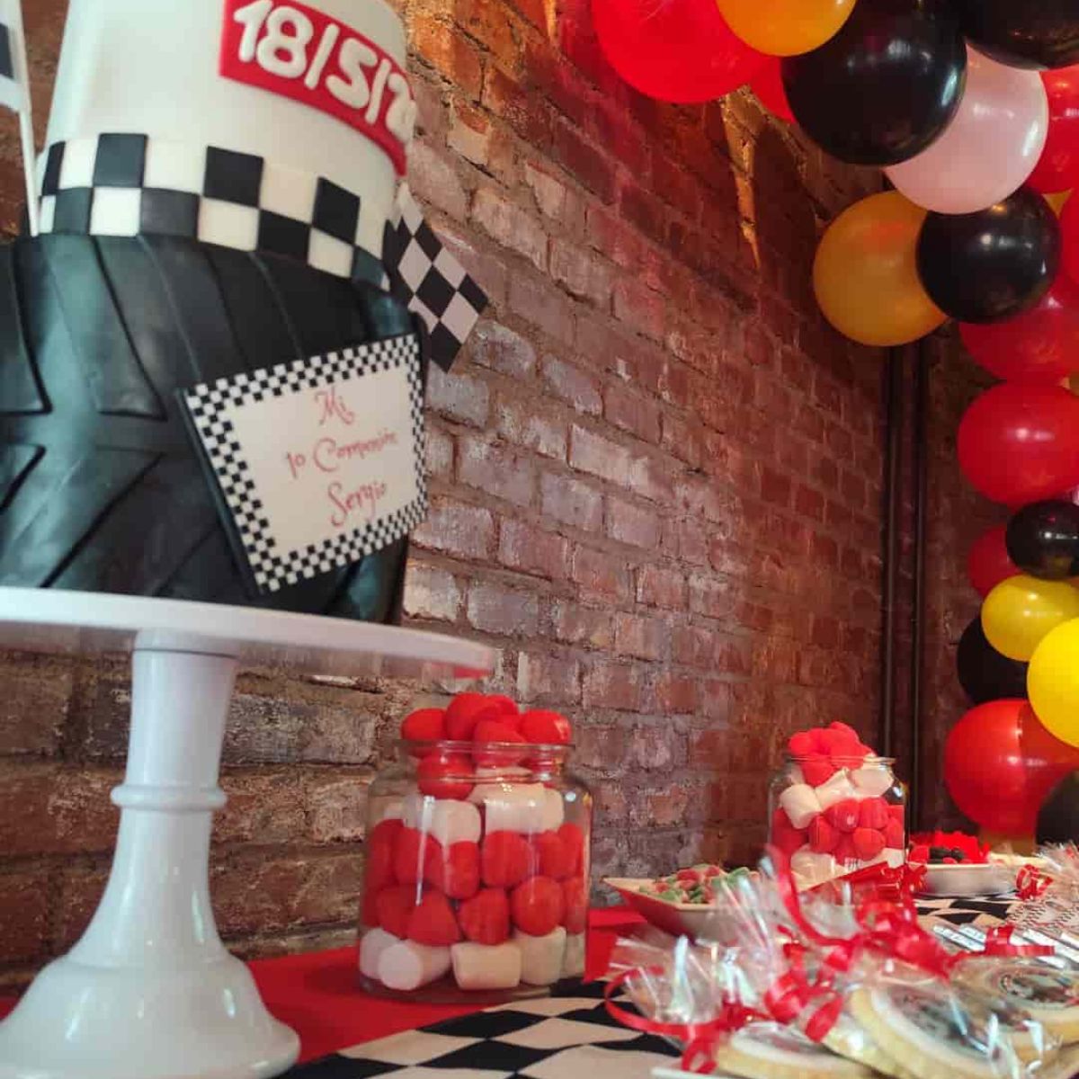Tarta y mesa decorada F1 - comunión